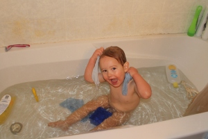 Oee, loving his bath time with "Oee's poo and mommy's poo"